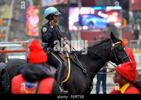 New York, USA. 19. November 2015. Ein Ranger Patrouillen an der New Yorker Time Square in der Times Square in Manhattan, New York City, USA, 19. November 2015. New York City Beamten und die Polizei sagte am Mittwoch, dass sie Kenntnis von einem neu veröffentlichten Video IS, die Referenz zum Times Square macht, aber Volk versichert, dass zu diesem Zeitpunkt gibt es keine spezifische Bedrohung für die Stadt. © Wang Lei/Xinhua/Alamy Live-Nachrichten Stockfoto