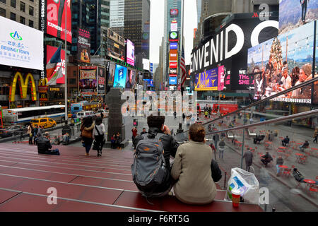New York, USA. 19. November 2015. Besucher sind in der Times Square in Manhattan, New York City, USA, 19. November 2015 gesehen. New York City Beamten und die Polizei sagte am Mittwoch, dass sie Kenntnis von einem neu veröffentlichten Video IS, die Referenz zum Times Square macht, aber Volk versichert, dass zu diesem Zeitpunkt gibt es keine spezifische Bedrohung für die Stadt. © Wang Lei/Xinhua/Alamy Live-Nachrichten Stockfoto