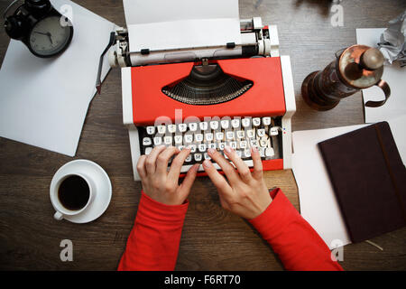 Vintage rote Schreibmaschine mit leerem Papier Stockfoto