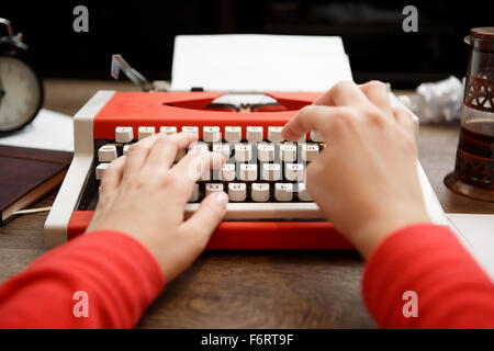 Vintage rote Schreibmaschine mit leerem Papier Stockfoto