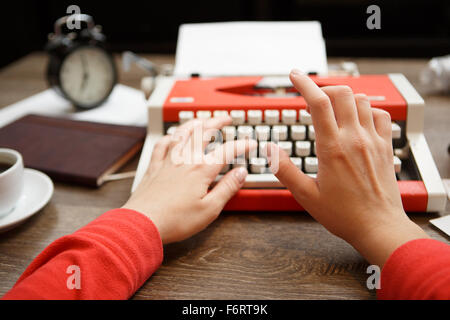 Vintage rote Schreibmaschine mit leerem Papier Stockfoto