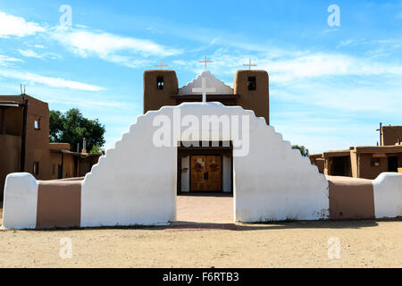 Die Kirche von San Geronimo (Jerome) im Dorf von Taos Pueblo, New Mexico Stockfoto