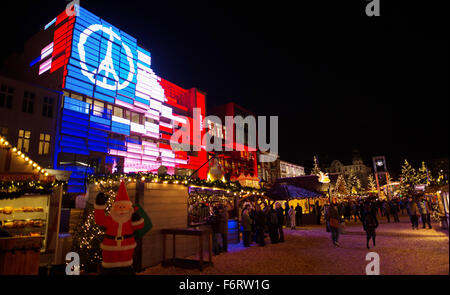 Hamburg, Deutschland. 19. November 2015. Die "Klubhaus St.Pauli" beleuchtet im französischen Nationalfarben, neben dem Santa Pauli Weihnachtsmarkt in Hamburg, Deutschland, 19. November 2015. Santa Pauli Weihnachtsmarkt feiert sein 10-jähriges Jubiläum. Foto: Axel Heimken/Dpa/Alamy Live News Stockfoto