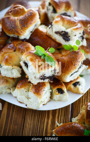 süße Brötchen gefüllt mit Mohn auf dem Tisch Stockfoto