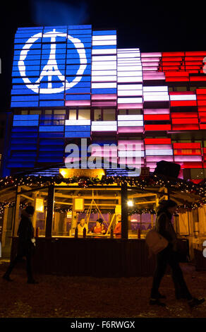 Hamburg, Deutschland. 19. November 2015. Schilder weisen den Weg zum "Strip- Zelt" und "show-Bhne" auf dem Santa Pauli Weihnachtsmarkt in Hamburg,  Deutschland, 19. November 2015. Santa Pauli, der "heiesten"  Weihnachtsmarkt auf der Reeperbahn