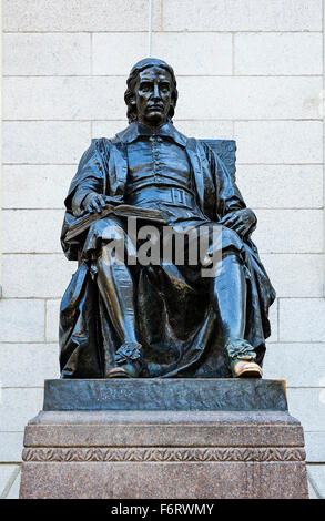 Bronze-Skulptur von John Harvard mit Blick auf Harvard Yard Hauptcampus, Harvard University, Massachusetts, USA Stockfoto