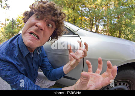 Dummer Mann bekommt in Autounfall und lächerliche Gesicht Stockfoto