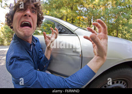 Dummer Mann bekommt in Autounfall und lächerliche Gesicht Stockfoto