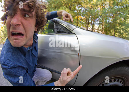 Dummer Mann bekommt in Autounfall und lächerliche Gesicht Stockfoto