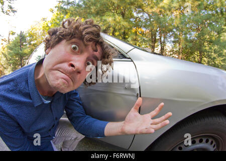 Dummer Mann bekommt in Autounfall und lächerliche Gesicht Stockfoto