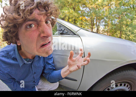 Dummer Mann bekommt in Autounfall und lächerliche Gesicht Stockfoto
