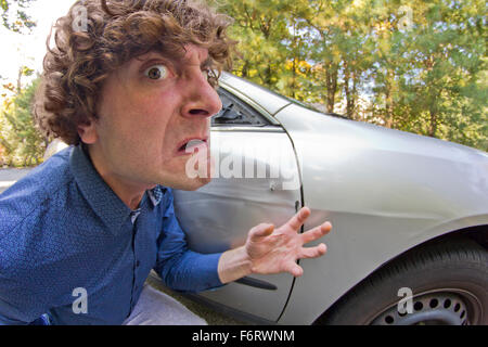 Dummer Mann bekommt in Autounfall und lächerliche Gesicht Stockfoto