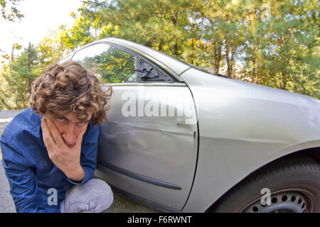 Dummer Mann bekommt in Autounfall und lächerliche Gesicht Stockfoto