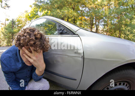 Dummer Mann bekommt in Autounfall und lächerliche Gesicht Stockfoto