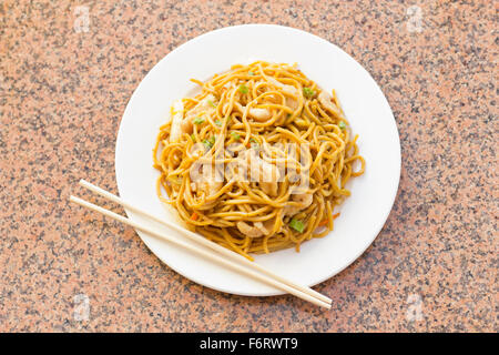 Leckeres chinesisches Essen, Chicken Lo Mein unter Rühren braten Stockfoto