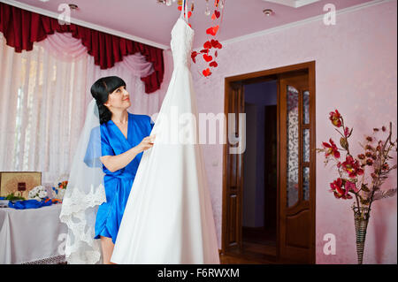 Braut auf blauen Kleid sah das Hochzeitskleid Stockfoto