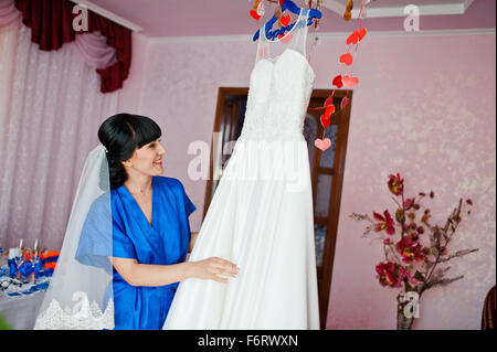 Braut auf blauen Kleid sah das Hochzeitskleid Stockfoto