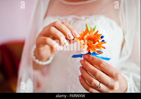 Braut touch Finger Gerbera Knopfloch Stockfoto