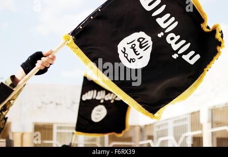 Islamischer Staat im Irak und der Levante Propaganda Foto mit dem Black Muhammad Standard Banner-Symbol der ISIS. Stockfoto