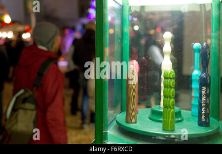 Hamburg, Deutschland. 19. November 2015. Hölzerne Dildos auf dem Display auf dem Santa Pauli Weihnachtsmarkt in Hamburg, Deutschland, 19. November 2015. Santa Pauli, der "heißesten" Weihnachtsmarkt auf der Reeperbahn feiert sein 10-jähriges Jubiläum. Foto: Axel Heimken/Dpa/Alamy Live News Stockfoto