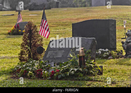 Leere Gräber auf dem Friedhof in den frühen Morgenstunden Stockfoto