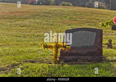 Leere Gräber auf dem Friedhof in den frühen Morgenstunden Stockfoto