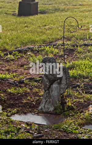 Leere Gräber auf dem Friedhof in den frühen Morgenstunden Stockfoto