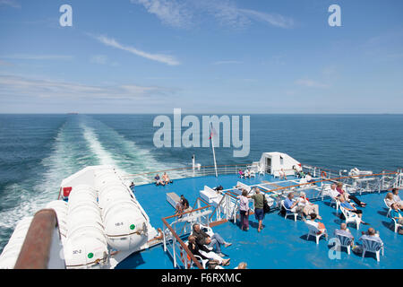 Passagiere genießen die Sonne auf dem Oberdeck ein Cross-Channel Fähre. Stockfoto