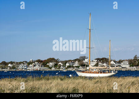 Hölzerne Segelschiff in Edgartown Hafen, Martha's Vineyard, Massachusetts, USA Stockfoto