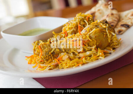 Indische Küche Chicken Biryani mit Basmati-Reis und grüner sauce Stockfoto