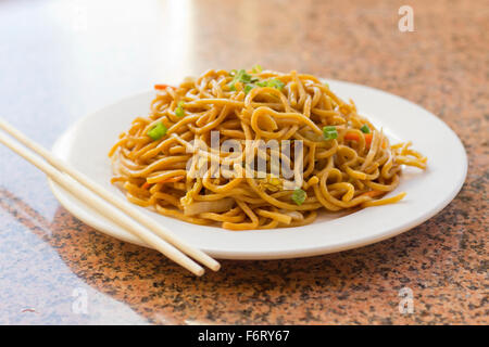 Leckeres chinesisches Essen, Gemüse Lo Mein unter Rühren braten Stockfoto