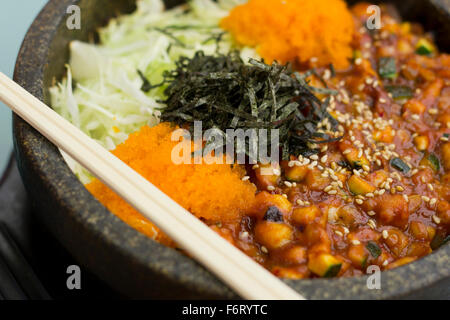 Frische authentische koreanische Nakji Bibimbap im heißen dampfenden Schüssel Stockfoto