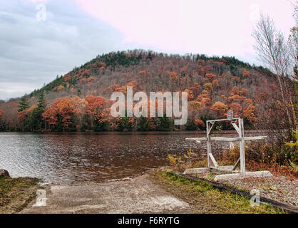 Oxbow Lake, New York, Bootsanleger im Herbst Stockfoto