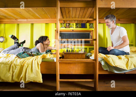 Vater und Tochter beim Schachspiel im camp Stockfoto