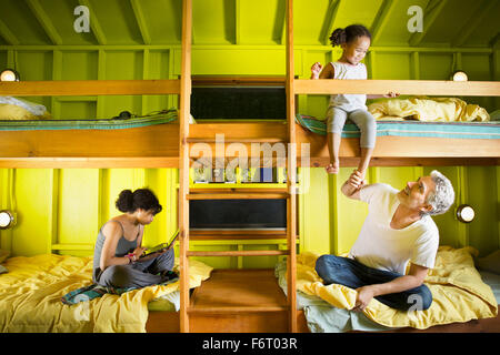 Vater und Töchter entspannend im camp Stockfoto