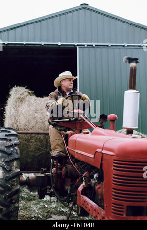 Kaukasische Landwirt Traktor zu fahren, auf Bauernhof Stockfoto