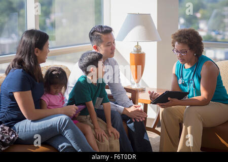 Arzt und Patienten mit digital-Tablette Stockfoto