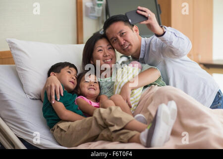 Familie nehmen Selfie mit Neugeborenen Stockfoto