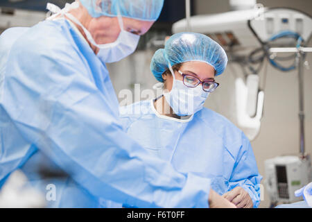 Chirurgen im OP-Saal Stockfoto