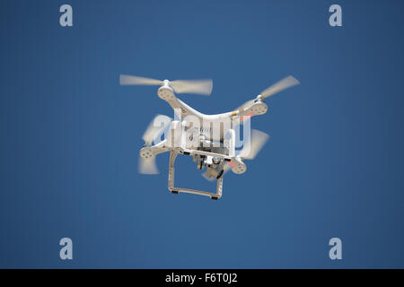 Remote Control Quadrocopter Drohne mit einer Kamera im Flug - DJI Phantom 3 Professional mit 4K Stockfoto