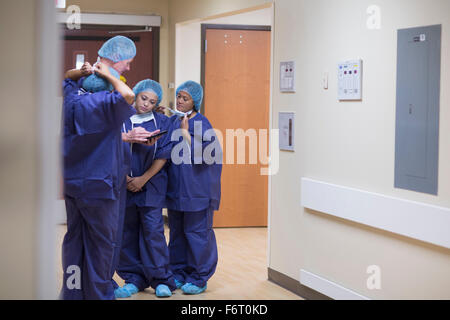Chirurgen im Krankenhaus Flur im Gespräch Stockfoto