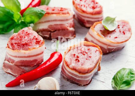 rohes Schweinefleisch Filet Medaillons mit Speck umwickelt Stockfoto