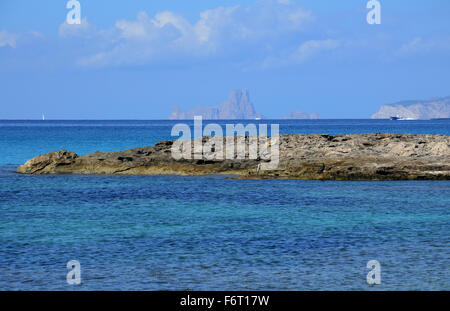 Es Vedra gesehen von Formentera, Ibiza, Spanien Stockfoto