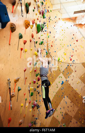 Querschnittsgelähmte Klettern im Fitness-Studio Stockfoto