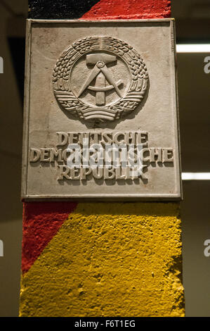 DDR Grenzstein Posten im deutschen historischen Museum (Deutsche Historische Museum), Berlin Stockfoto