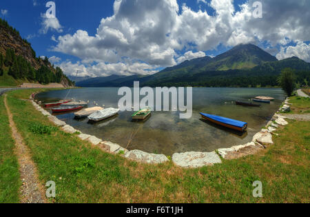 Erstaunliche sonniger Tag am Champferersee See in den Schweizer Alpen. Silvaplana-Dorf, Schweiz, Europa. Stockfoto