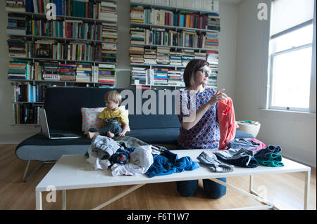 Mutter und Sohn Wäsche Falten Stockfoto