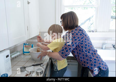 Mutter und Sohn backen in Küche Stockfoto
