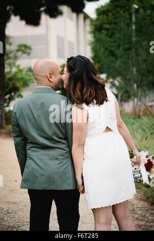 Japanische Brautpaar küssen im freien Stockfoto