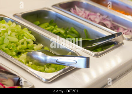 Gemüse im Salat-Bar Tabletts für gesunde Ernährung Hintergrundbild Stockfoto